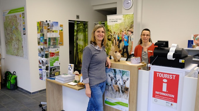 Die Mitarbeiterinnen Suse Hahn (li.) und Desiree Jonas in der Tourist-Information der Stadt Schleiden in Gemünd.