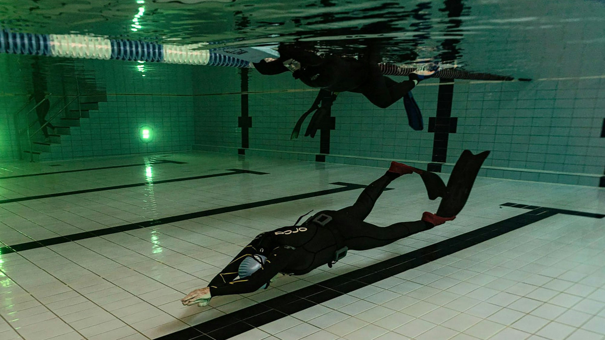 Apnoetaucherin Hannelore Becker im Taucheranzug beim Streckentauchen in einem Schwimmbad.