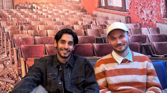 Juri Rother und Pierre Pihl von der Kölner Band Planschemalöör sitzen beim Interview im Café Bauturm in Köln.