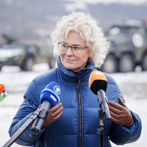 Bundesverteidigungsministerin Christine Lambrecht (SPD) steht in einer blauen Jacke vor Mikrofonen der Presse. (Archivbild)