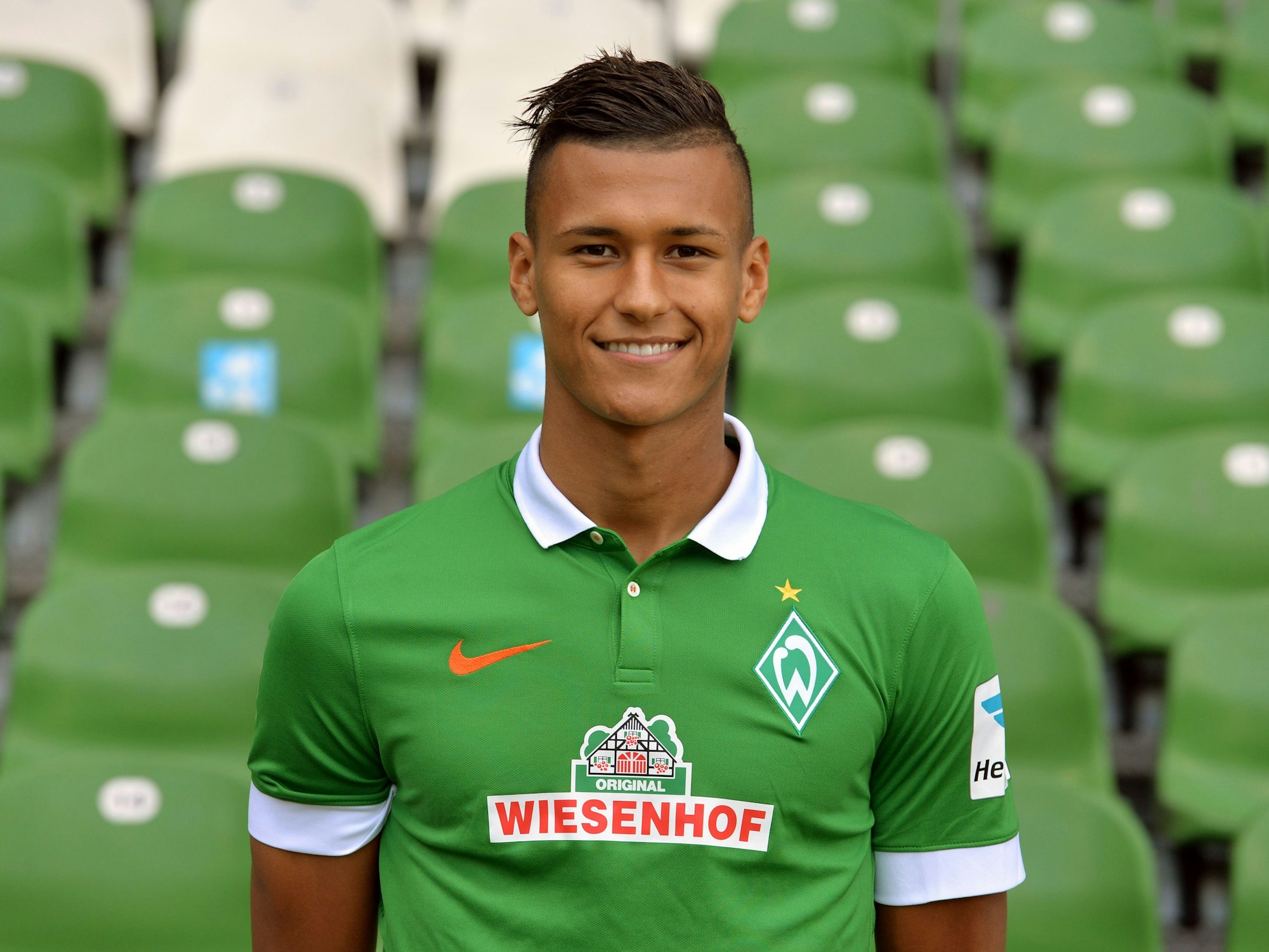 Davie Selke posiert beim offiziellen Fototermin von Werder Bremen für die Kamera.