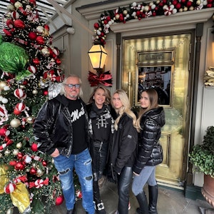 Familie Geiss steht in London vor einem Weihnachtsbaum.