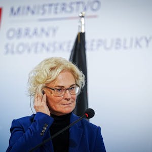 Christine Lambrecht (SPD), Bundesministerin der Verteidigung, bei einer Pressekonferenz in der Slowakei.