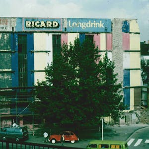 Das Bild zeigt den früheren Hochbunker am Hauptbahnhof vor seinem Umbau in den 1980er-Jahren.