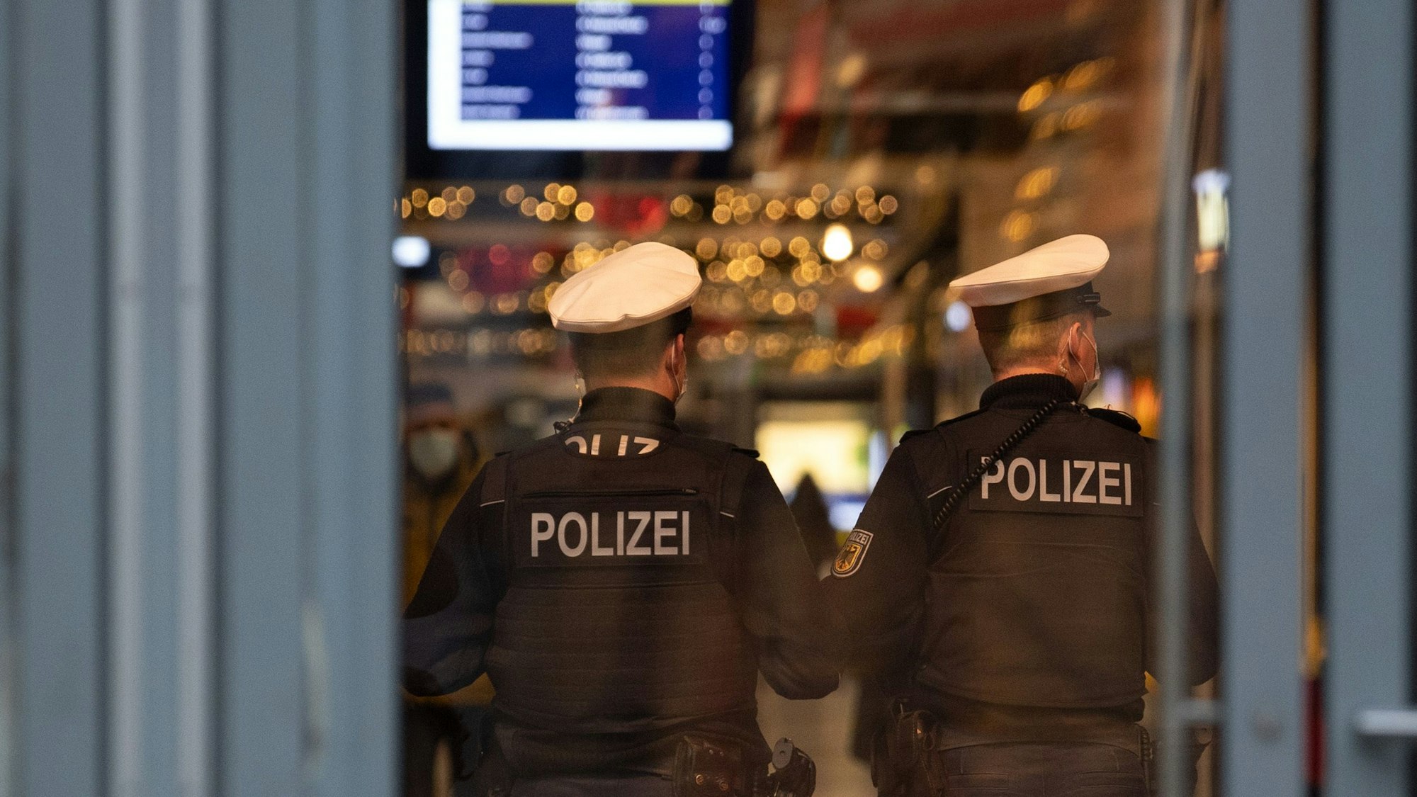 Polizisten stehen im Kölner Hauptbahnhof. 
