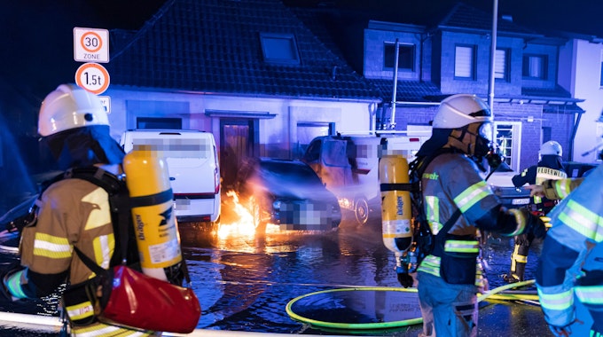 Fahrzeugbrand in Köln-Höhenberg Silvesternacht