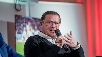 Max Eberl, Ex-Manager von Borussia Mönchengladbach und heutiger Geschäftsführer Sport bei RB Leipzig, hier am 15. Dezember 2022 bei einer Podiumsdiskussion in Berlin mit Mikrofon in der Hand sprechend und gestikulierend.