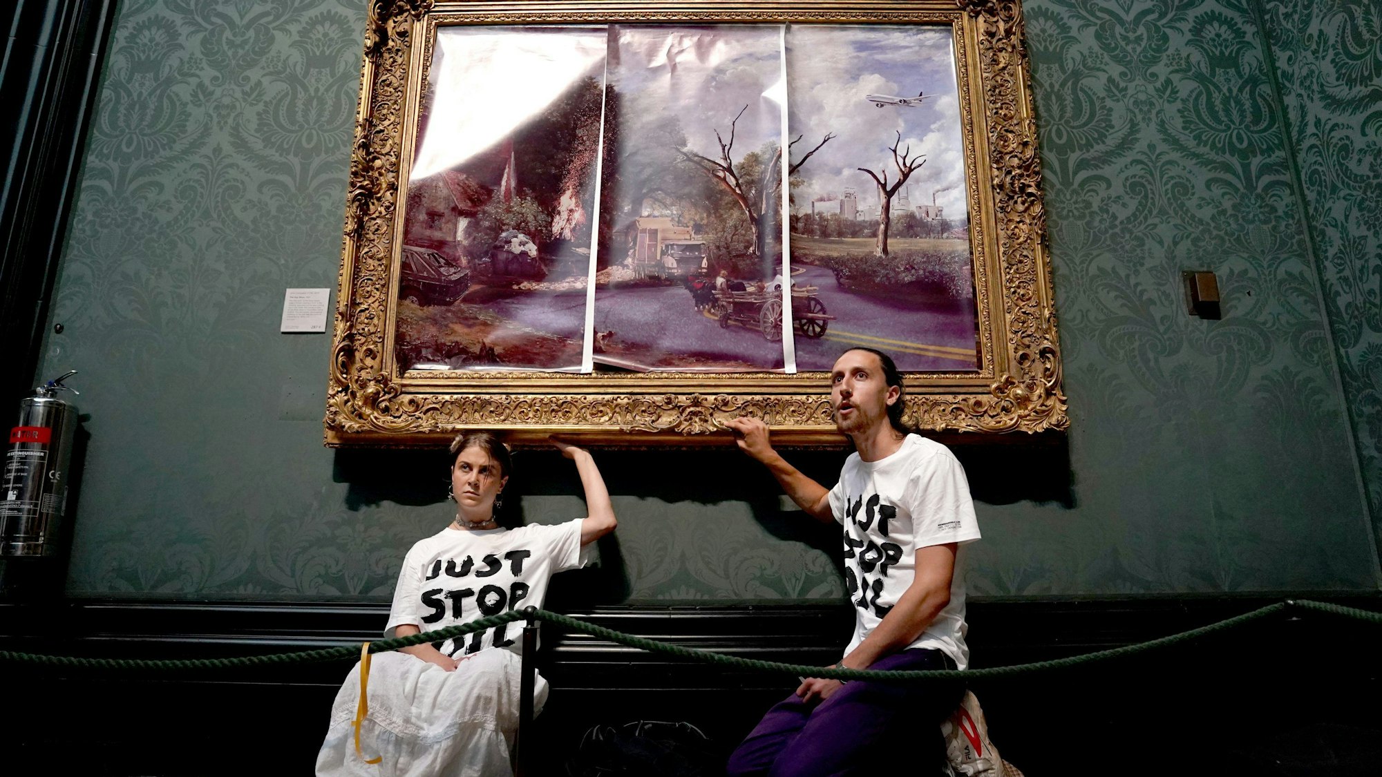 Klimaaktivisten der Organisation Just Stop Oil haben ihre Hände an den Rahmen des Gemäldes «The Hay Wain» von John Constable aus dem Jahr 1821 geklebt.