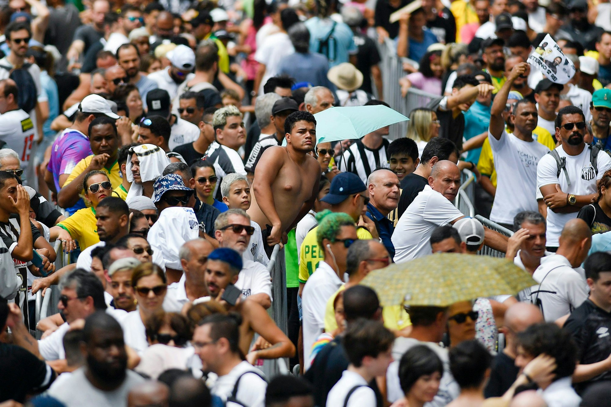 Zahlreiche Fans stehen vor dem Stadion des FC Santos.