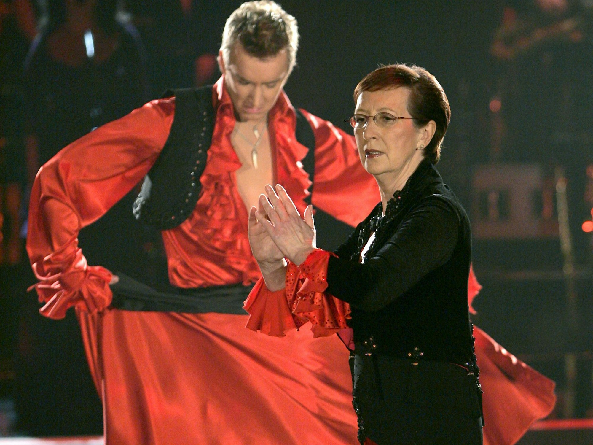 Heide Simonis, Ex-Ministerpräsidentin von Schleswig-Holstein und Vorsitzende von UNICEF Deutschland, und Tanzpartner Hendrik Höfken treten während der RTL-Tanzshow "Let's Dance" in Köln auf (Archivfoto vom 22.04.2006).