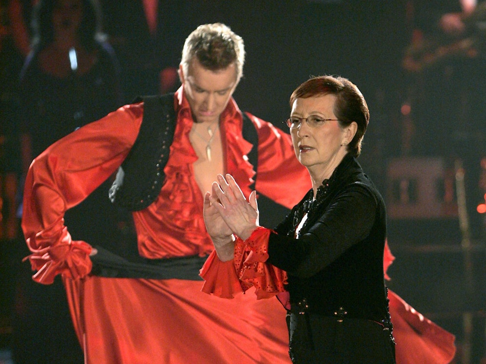 Heide Simonis, Ex-Ministerpräsidentin von Schleswig-Holstein und Vorsitzende von UNICEF Deutschland, und Tanzpartner Hendrik Höfken treten während der RTL-Tanzshow "Let's Dance" in Köln auf.