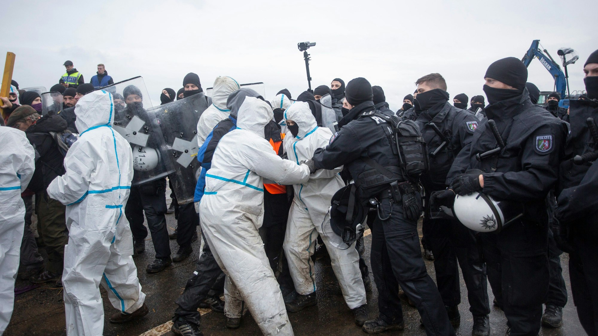 Lützerath: Aktivisten und Polizeibeamte geraten während der Vorbereitungen zur geplanten Räumung aneinander.