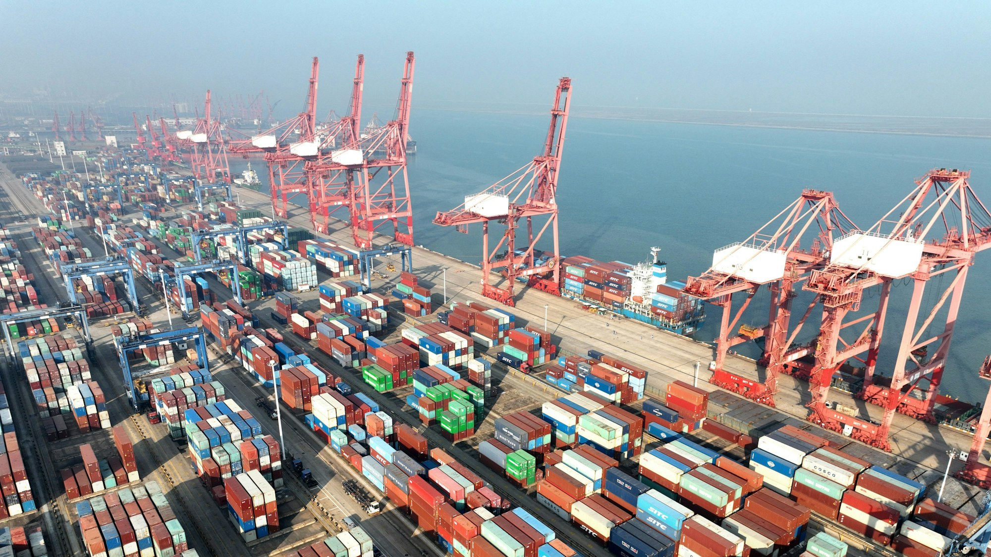 Diese Luftaufnahme zeigt das Containerterminal im Hafen von Lianyungang in der ostchinesischen Provinz Jiangsu.
