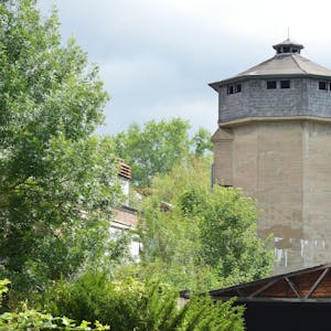 Auf dem Foto ist der historische Wasserturm der ehemaligen Pappenfabrik Wachendorff zu sehen.