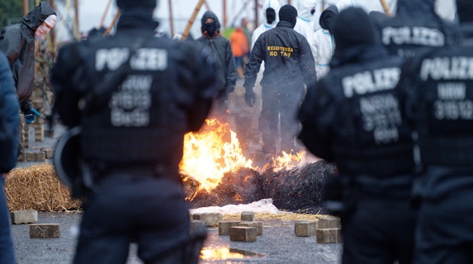 Während die Polizei Vorbereitungen zur geplanten Räumung des Dorfes Lützerath trifft, bauen Aktivisten Barrikaden auf und stecken diese in Brand.