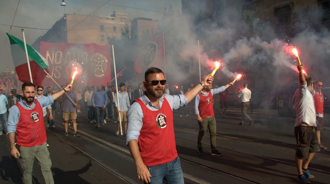 Anhänger der rechtsextremistischen Casa-Pound-Bewegung demonstrierten 2017 in Rom gegen das „ius Soli“-Recht (lat. „Recht des Bodens“). „Ius soli“ und „ius sanguinis“: Um was geht es bei diesen Begriffen eigentlich?