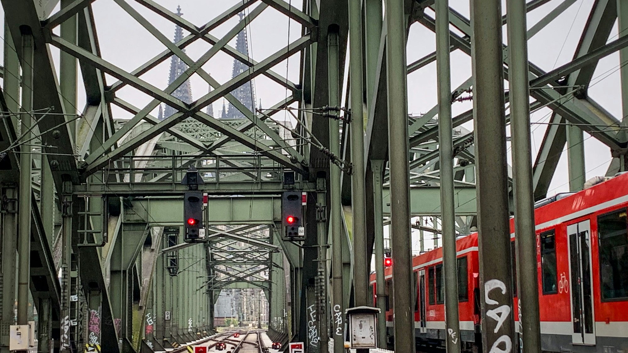 Zwei der sechs Gleise auf der Hohenzollernbrücke in Köln sind während der Bauarbeiten gesperrt.