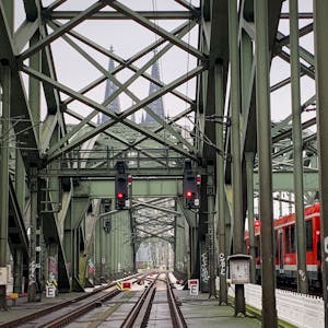 Zwei der sechs Gleise auf der Hohenzollernbrücke in Köln sind während der Bauarbeiten gesperrt.