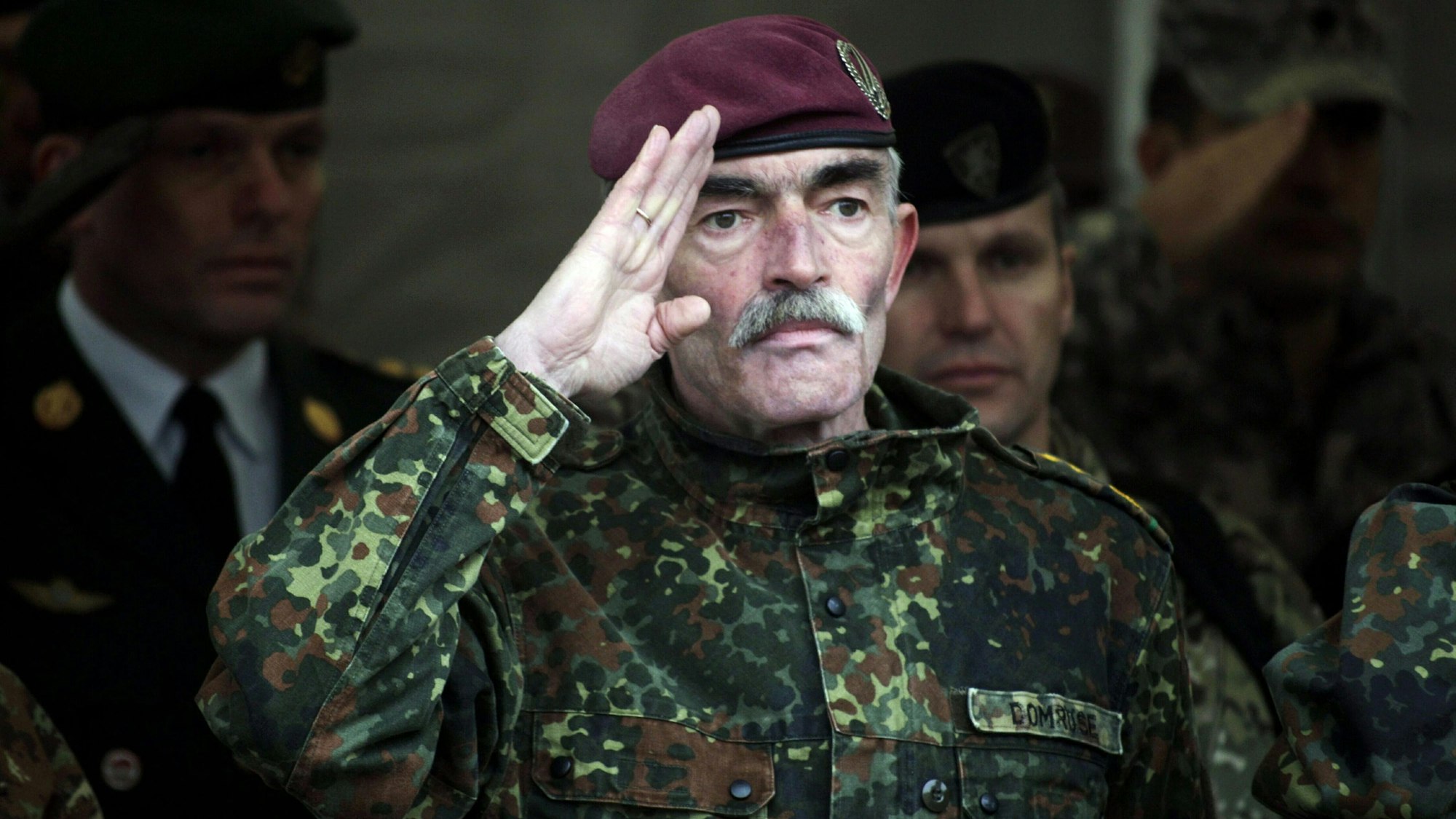 Der frühere Commander of the Allied Joint Force Command, Hans Lothar Domrose, salutiert bei einer Nato-Veranstaltung in Riga im November 2015.