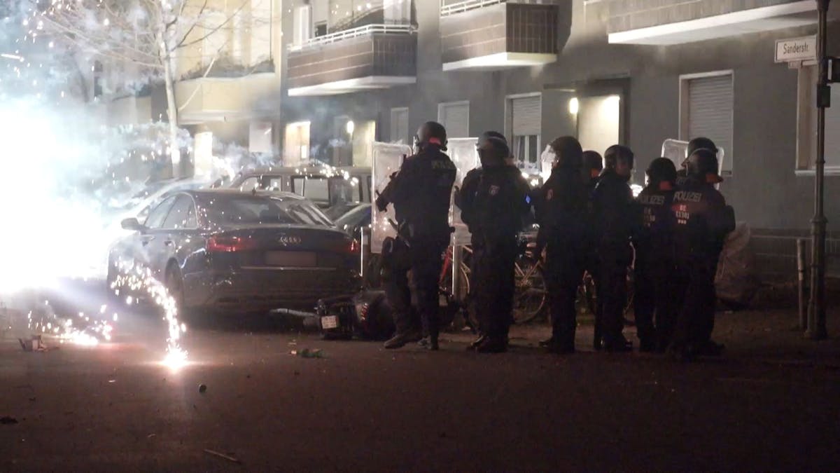 Polizeibeamte stehen hinter explodierendem Feuerwerk. Nach Angriffen auf Einsatzkräfte in der Silvesternacht hat die Diskussion um Konsequenzen begonnen.&nbsp;