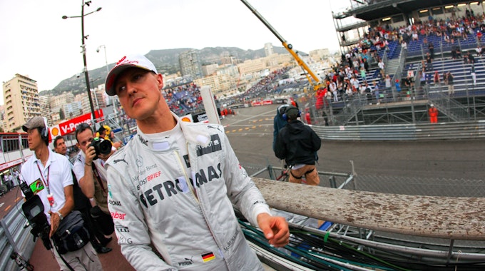 Der damalige Formel-1-Fahrer Michael Schumacher von Mercedes AMG in der Boxengasse während des zweiten Trainings auf der Rennstrecke von Monte Carlo in Monaco.