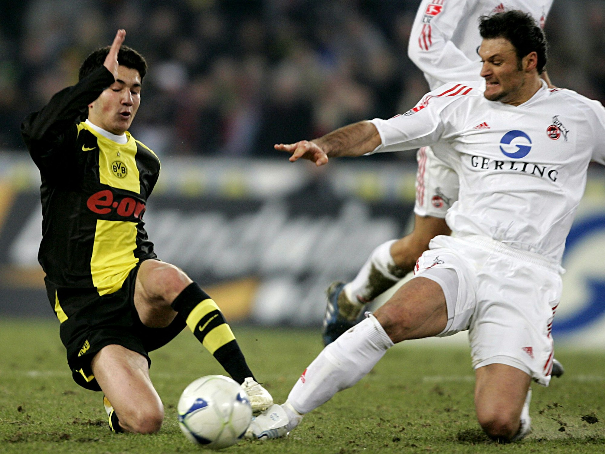 Der Kölner Alpay (r) und der Dortmunder Nuri Sahin kämpfen um den Ball.