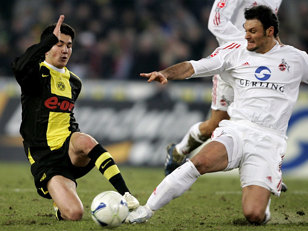 Der Kölner Alpay (r) und der Dortmunder Nuri Sahin kämpfen um den Ball.