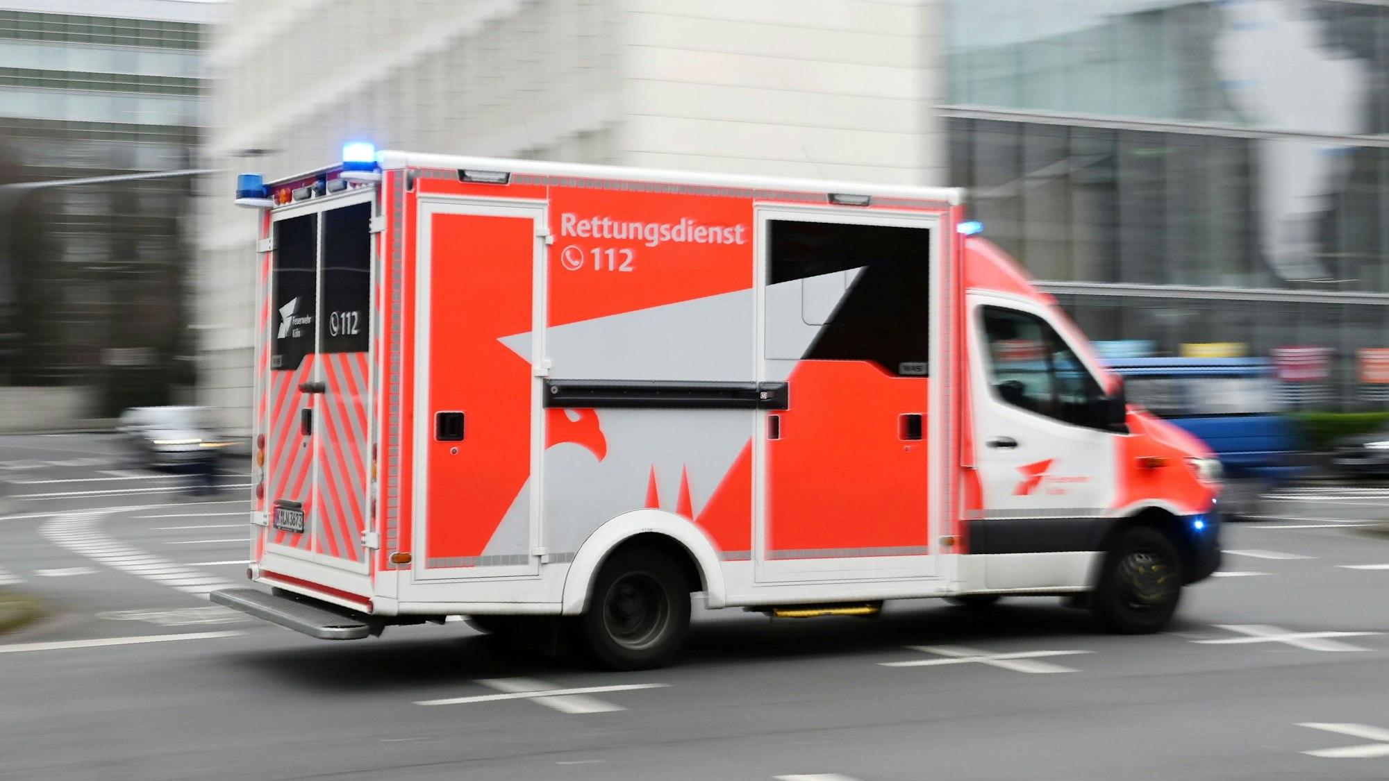 Ein Rettungswagen fährt über eine Straße in Köln.