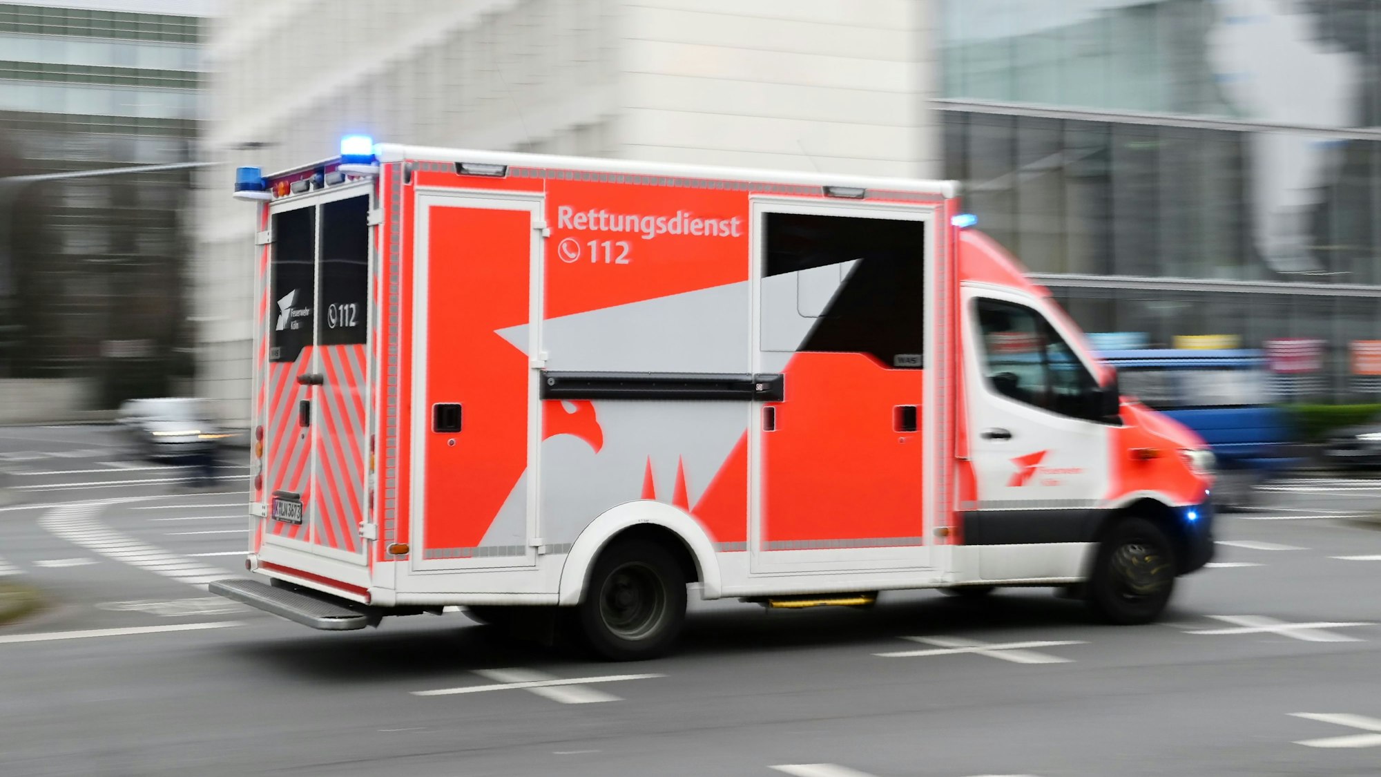 Rettungswagen fährt durch Köln.
