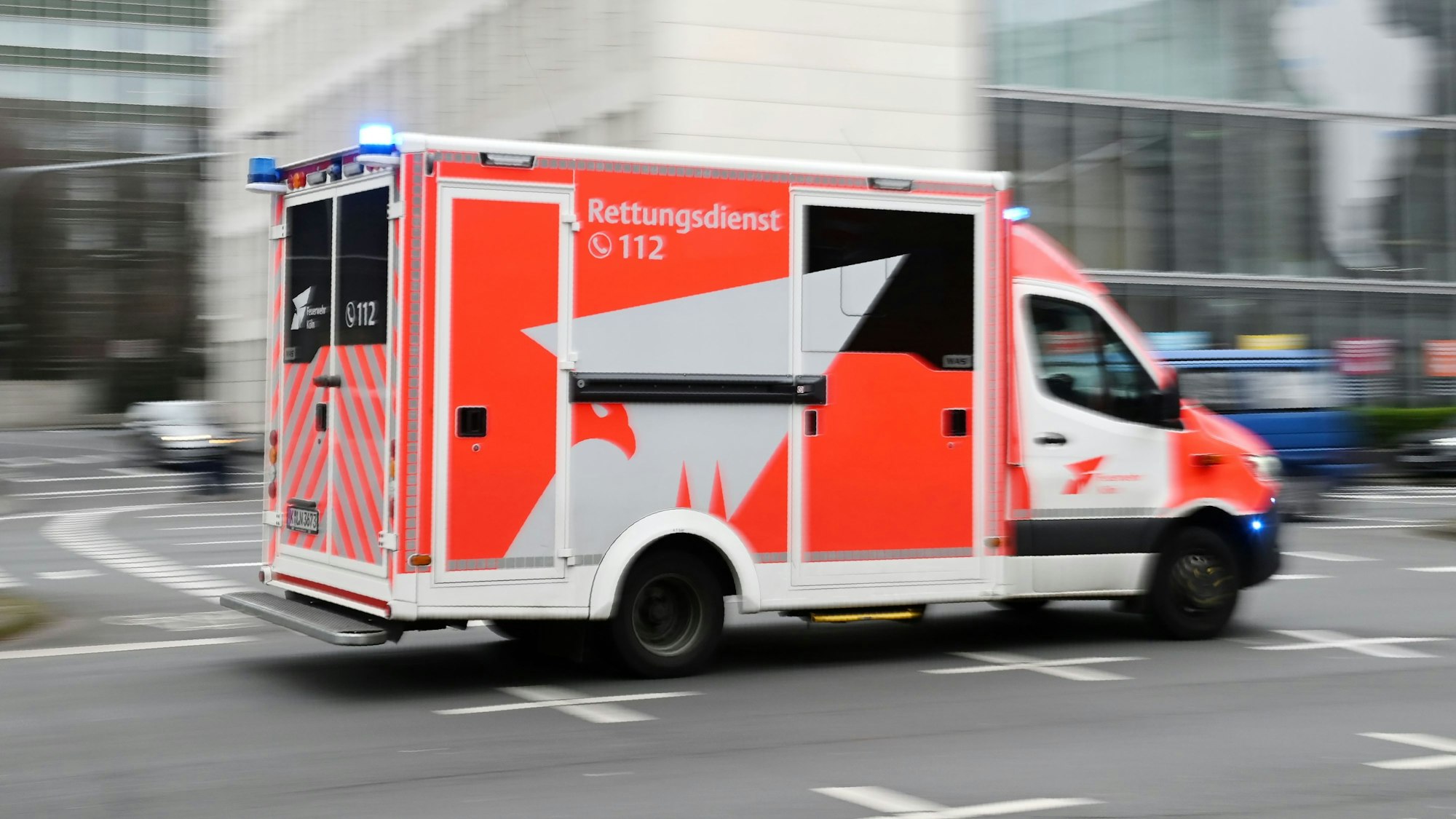 Ein Fahrzeug des Rettungsdiensts im Einsatz, hier ein Fahrzeug aus Köln. (Symbolbild)