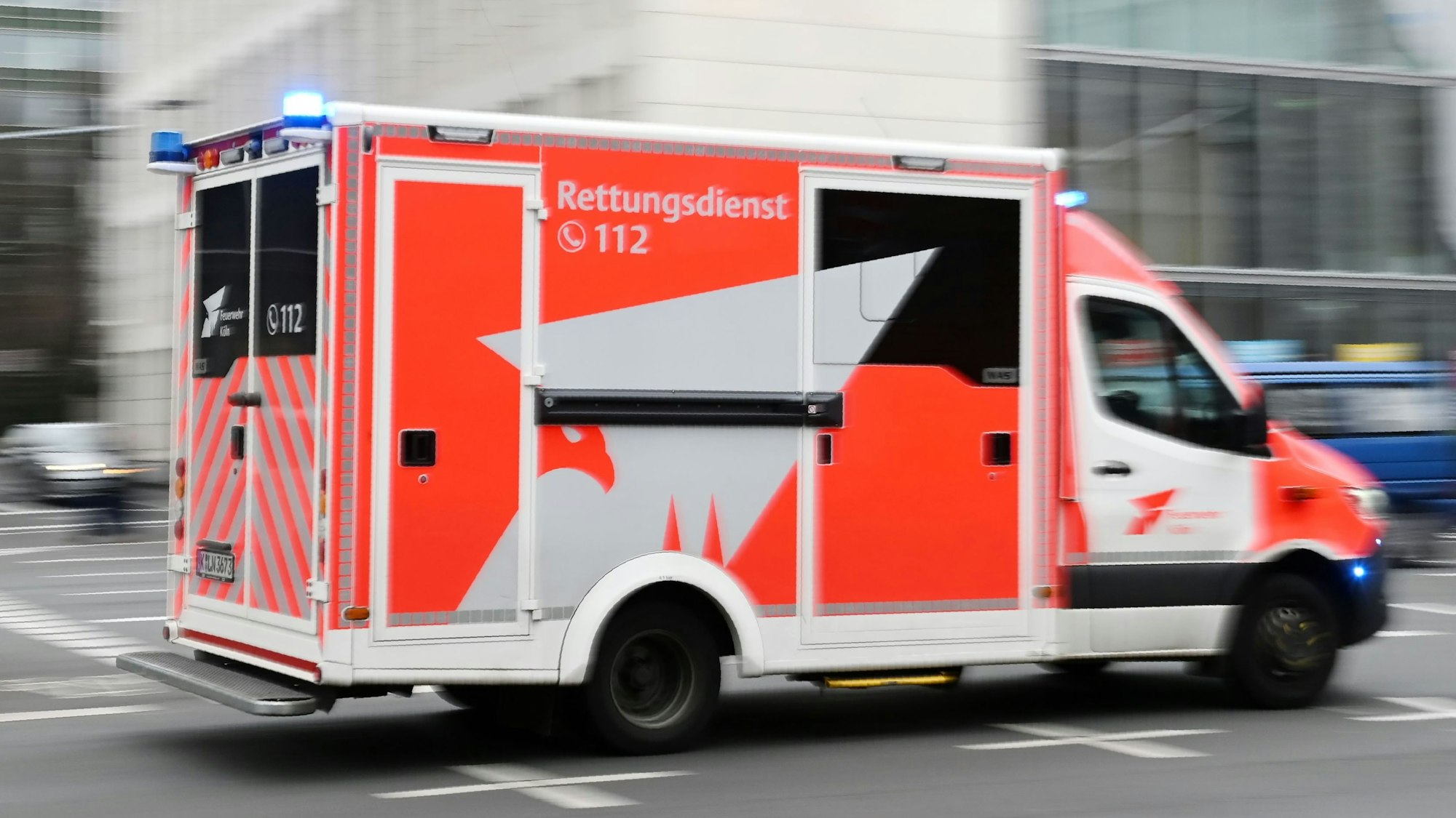 Zu sehen ist ein Einsatzfahrzeug des Kölner Rettungsdienstes im Einsatz in der Seitenansicht.