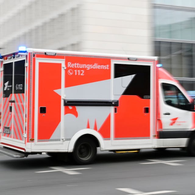 Zu sehen ist ein Einsatzfahrzeug des Kölner Rettungsdienstes im Einsatz in der Seitenansicht.