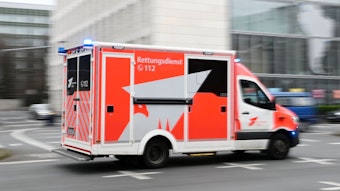 Ein Einsatzfahrzeug des Rettungsdiensts der Feuerwehr Köln fährt über eine Straße