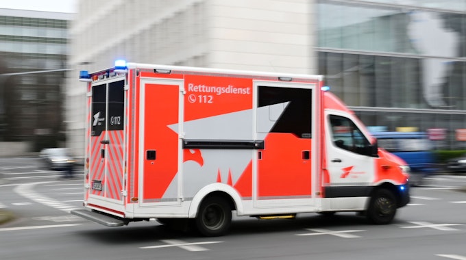 Ein Einsatzfahrzeug des Rettungsdienstes fährt durch Köln.