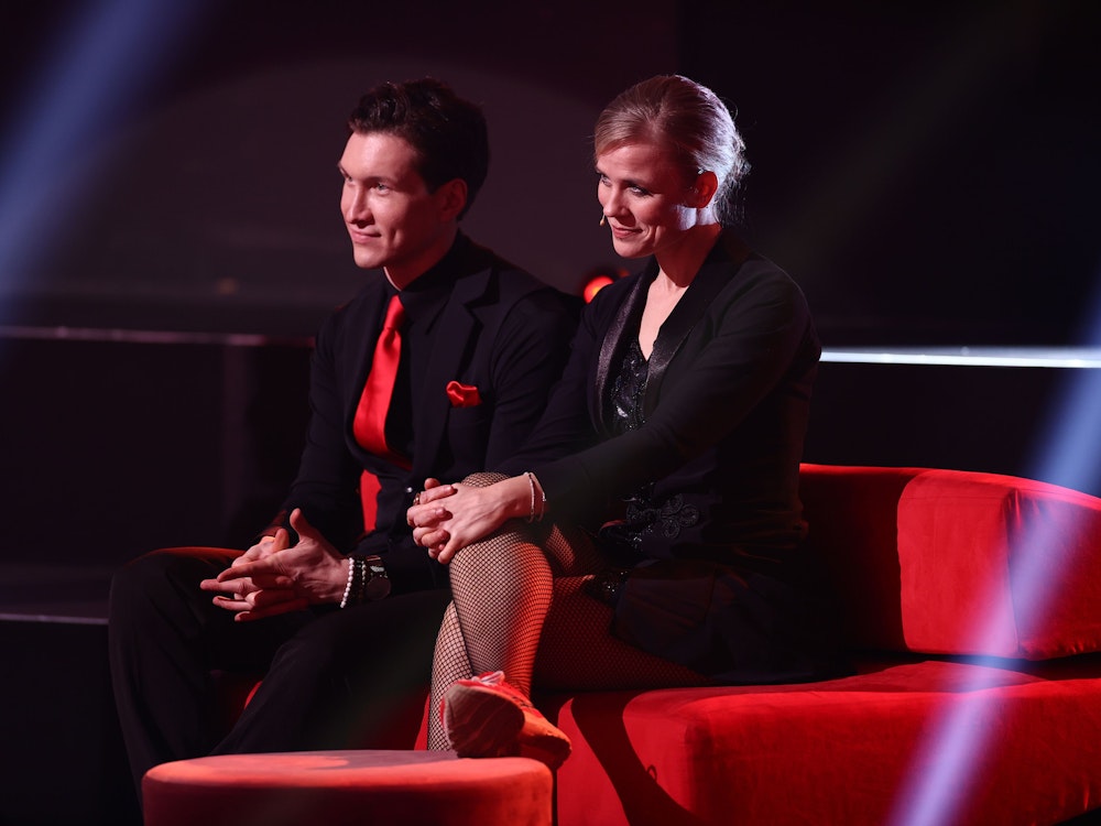 Ilse DeLange, Sängerin, und Evgeny Vinokurov, Profitänzer, sitzen am Rande der Bühne der RTL-Show "Let's Dance".