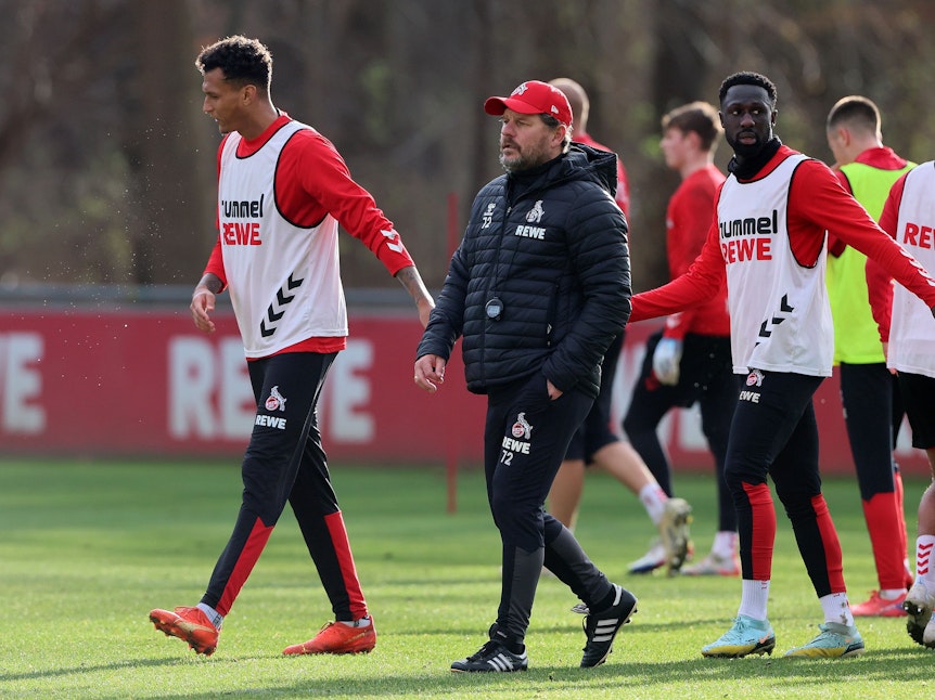 Davie Selke steht beim Training des 1. FC Köln neben Steffen Baumgart.