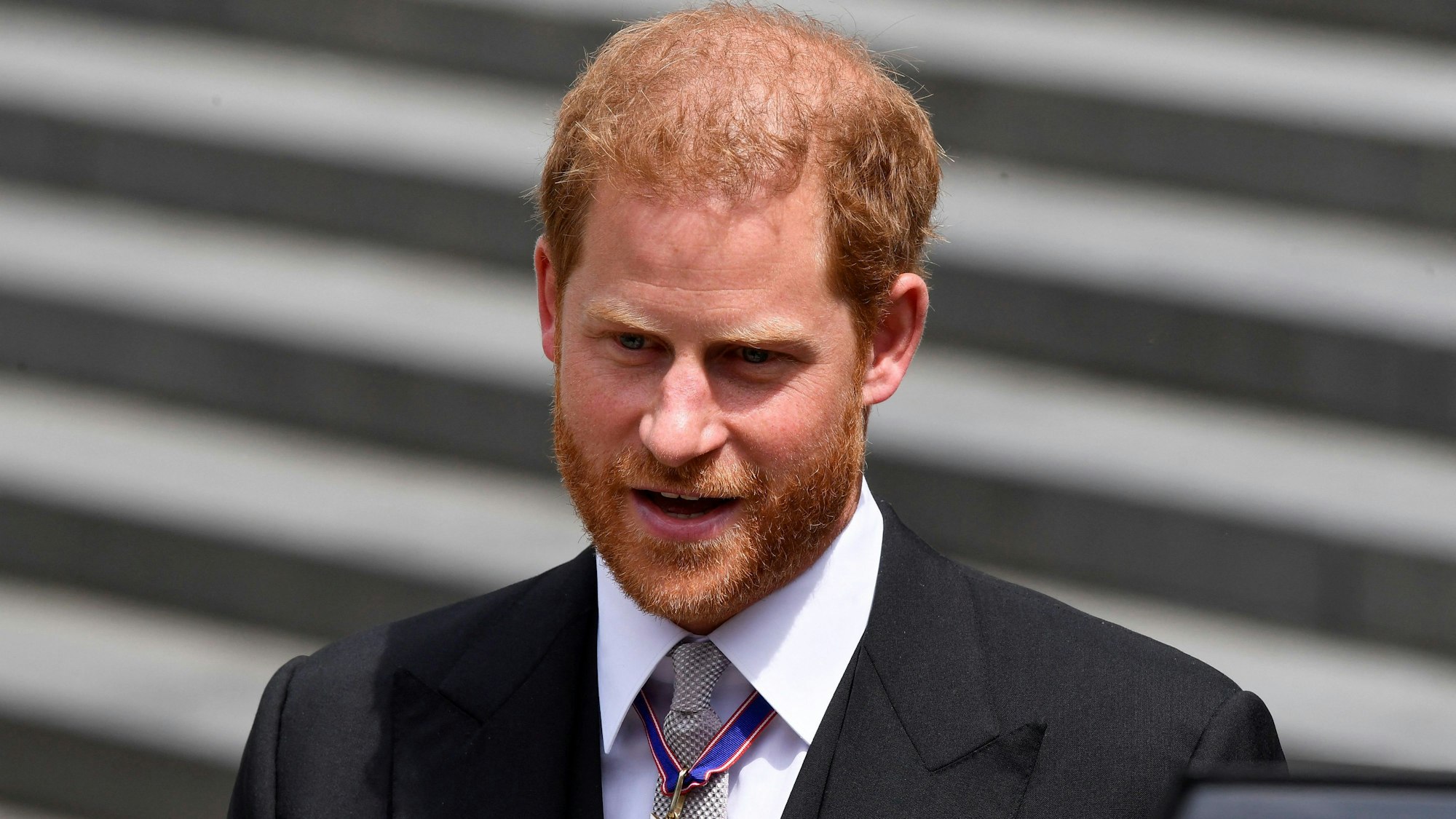 Der britische Prinz Harry verlässt am zweiten Tag der Feierlichkeiten zum Platinjubiläum der Queen die St. Paul's Cathedral.