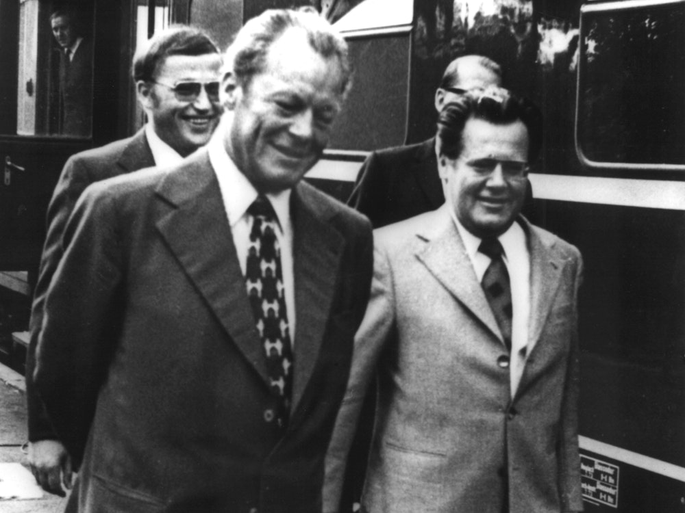 ARCHIV - Günter Guillaume begleitet Bundeskanzler Willy Brandt (l) am 02.09.1973 auf einer Reise in Schleswig-Holstein. (zu dpa - Themenpaket zur Bundestagswahl: Bundestagswahl historisch vom 14.08.2017) Foto: Db/dpa +++ dpa-Bildfunk +++