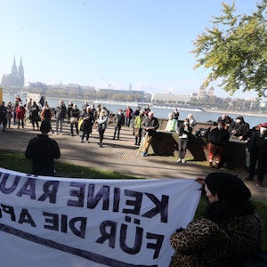 Das Bild zeigt eine Versammlung von „Köln gegen Rechts“ anlässliche einer geplanten AfD-Veranstaltung aus dem Jahr 2021.