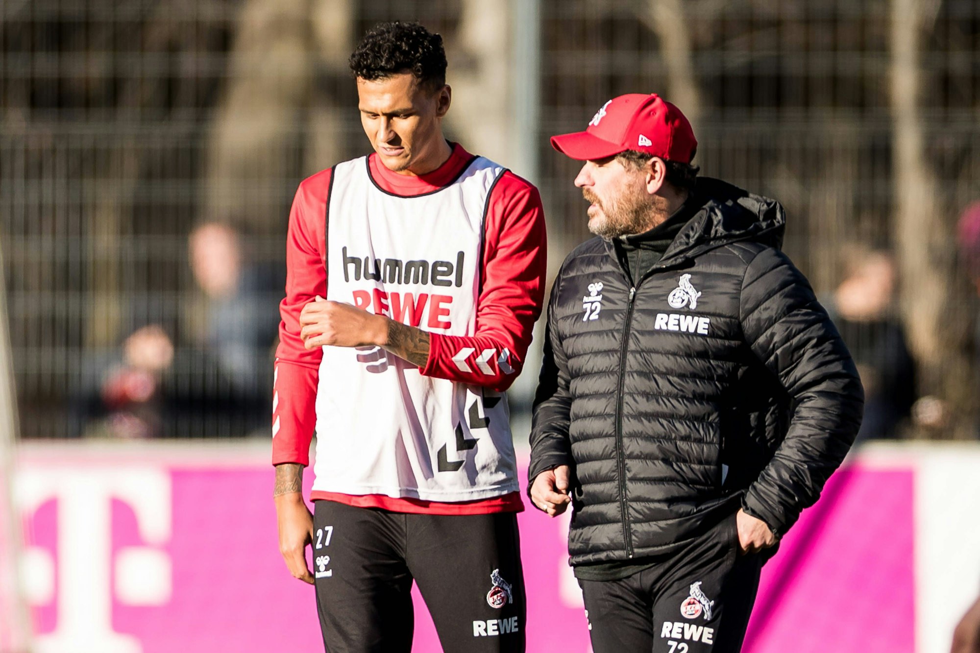 David Selke im Gespräch FC-Trainer Steffen Baumgart am Geißbockheim.