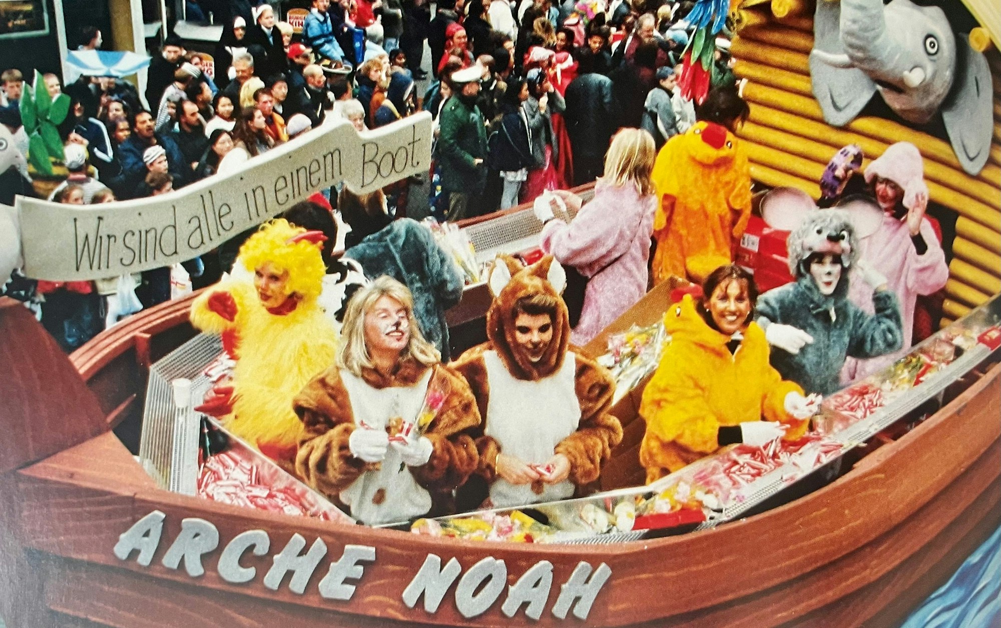 Frauen im Karneval, Rosenmontagszug 2000, aus Michael Euler-Schmidt und Macus Leifeld „Der Kölner Rosenmontagszug“. 