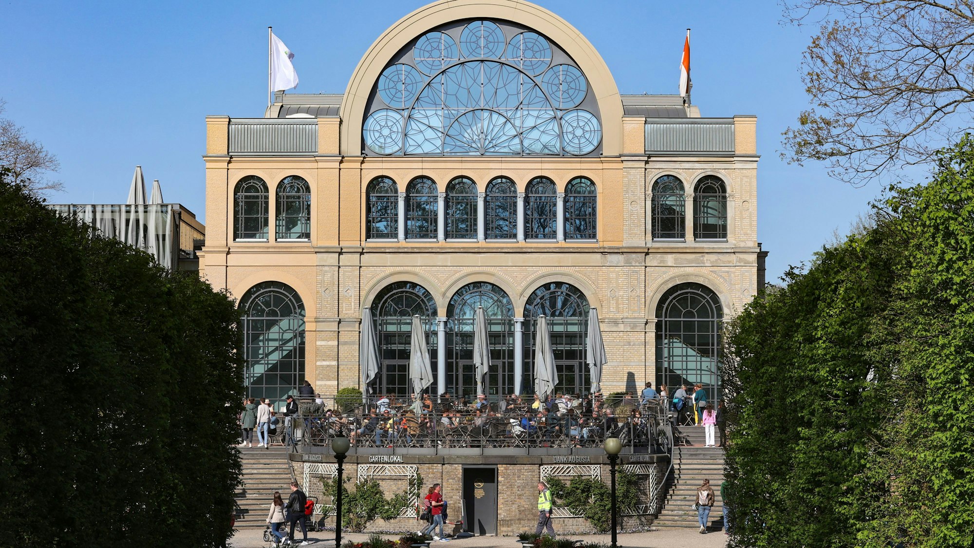 Auf der großen Terrasse der Flora Köln öffnet im Frühling und Sommer das Gartenlokal Dank Augusta.