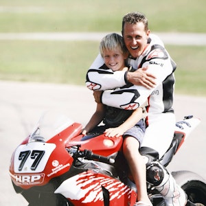 Michael und Mick Schumacher sitzen auf einem Motorrad.