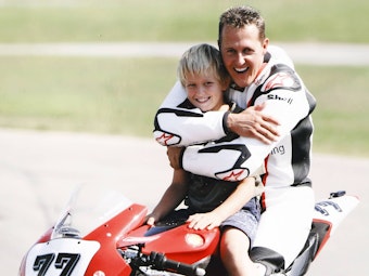 Michael und Mick Schumacher sitzen auf einem Motorrad.