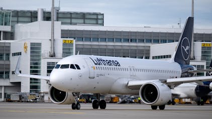 Ein Flugzeug der Lufthansa steht am Flughafen München auf dem Rollfeld.&nbsp;