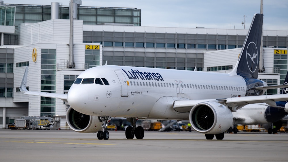 Eine Lufthansa-Maschine steht auf dem Rollfeld am Flughafen München.