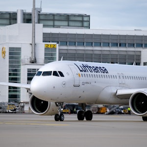 Eine Lufthansa-Maschine steht auf dem Rollfeld am Flughafen München.