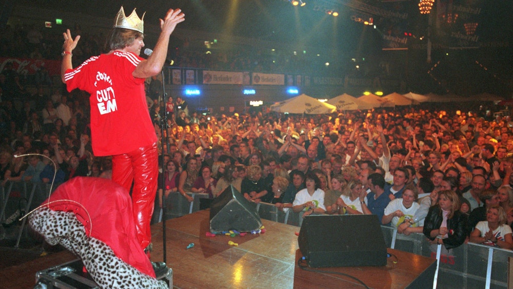 Seine Auftritte, wie hier am 16. November 2001 auf der Bühne von Europas größter Kegelparty in Münster, werden seither frenetisch gefeiert. Zu seinen Fans zählen vor allem viele junge Leute.
