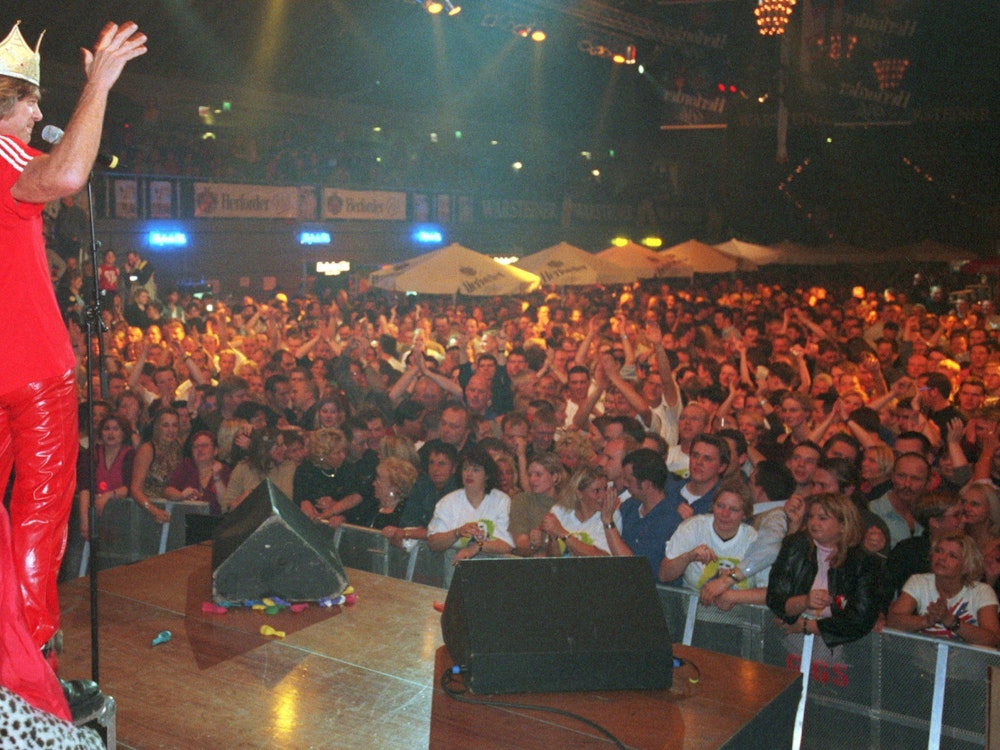 Seine Auftritte, wie hier am 16. November 2001 auf der Bühne von Europas größter Kegelparty in Münster, werden seither frenetisch gefeiert. Zu seinen Fans zählen vor allem viele junge Leute.