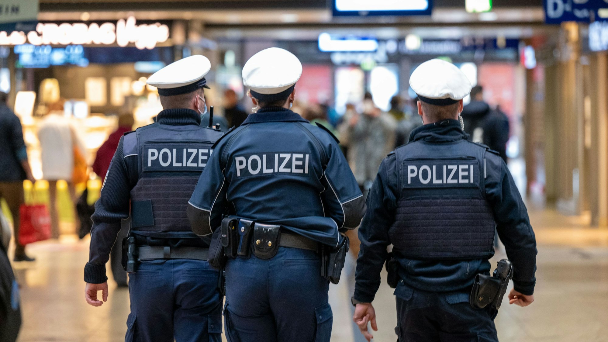 Polizeibeamte patroullieren im Kölner Hauptbahnhof